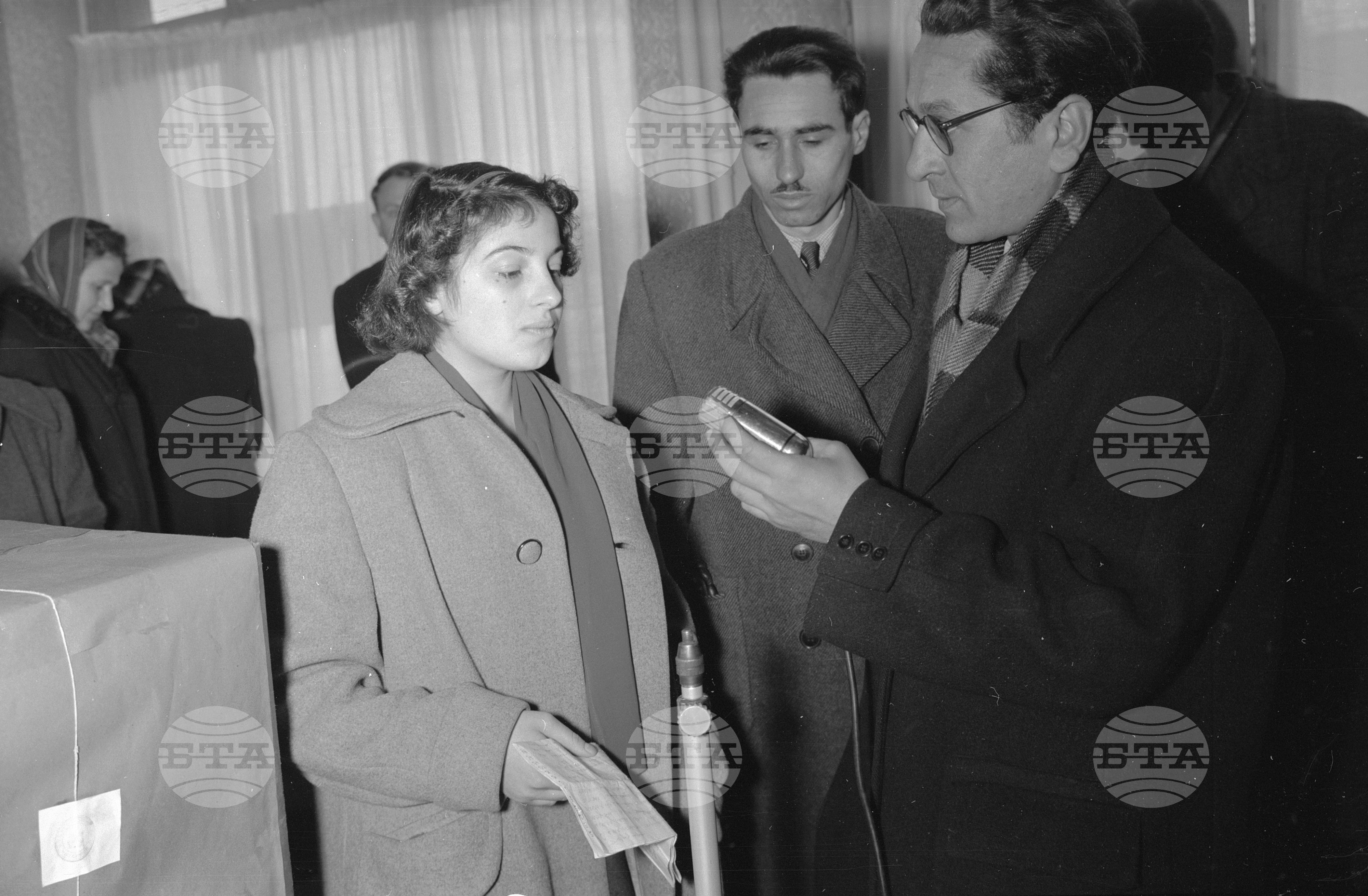 Изборният ден на 12.II.1956 година в София (Червенковски район)