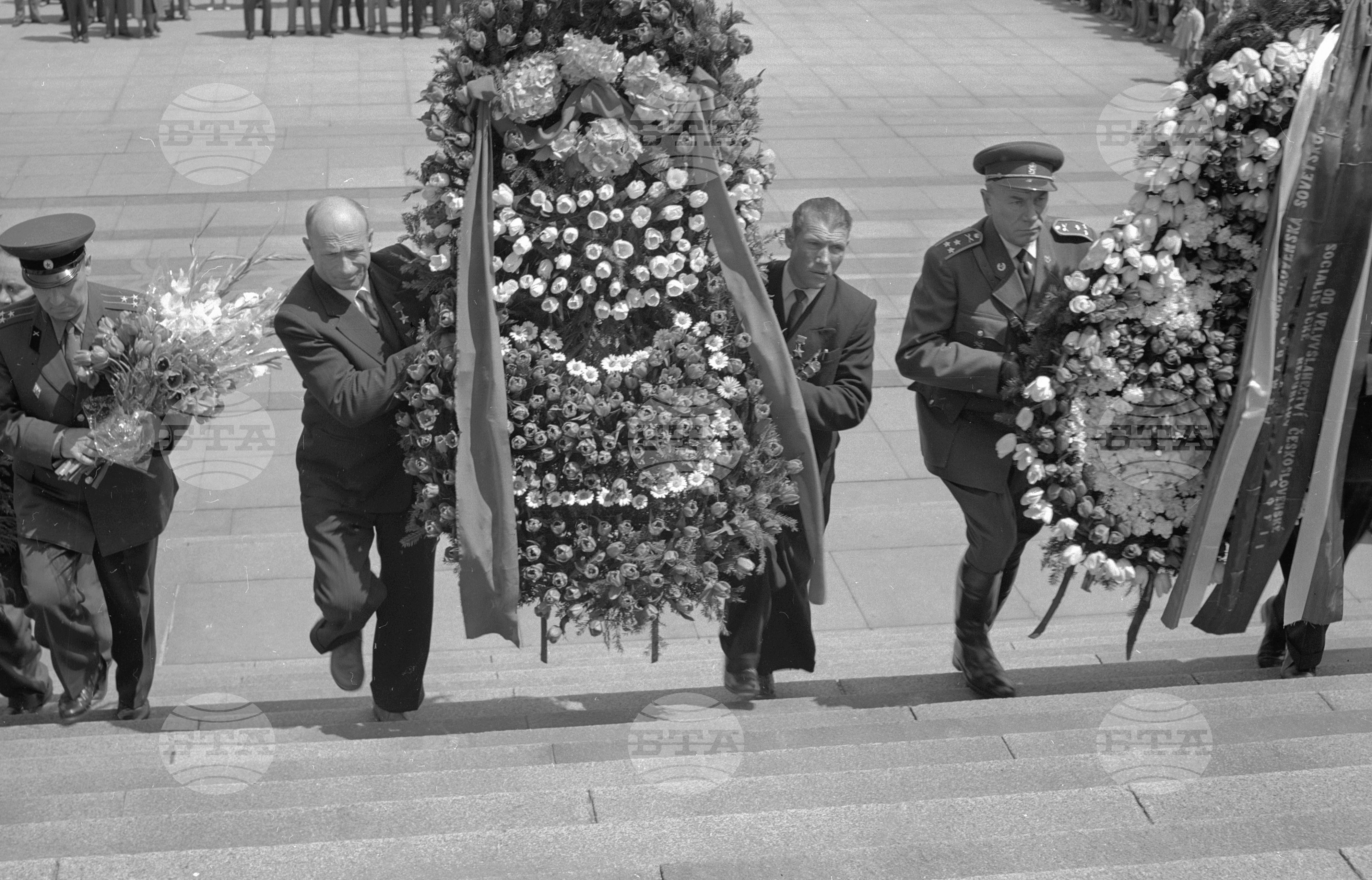 Полагане на венци пред Паметника на Съветската армия - София част 2