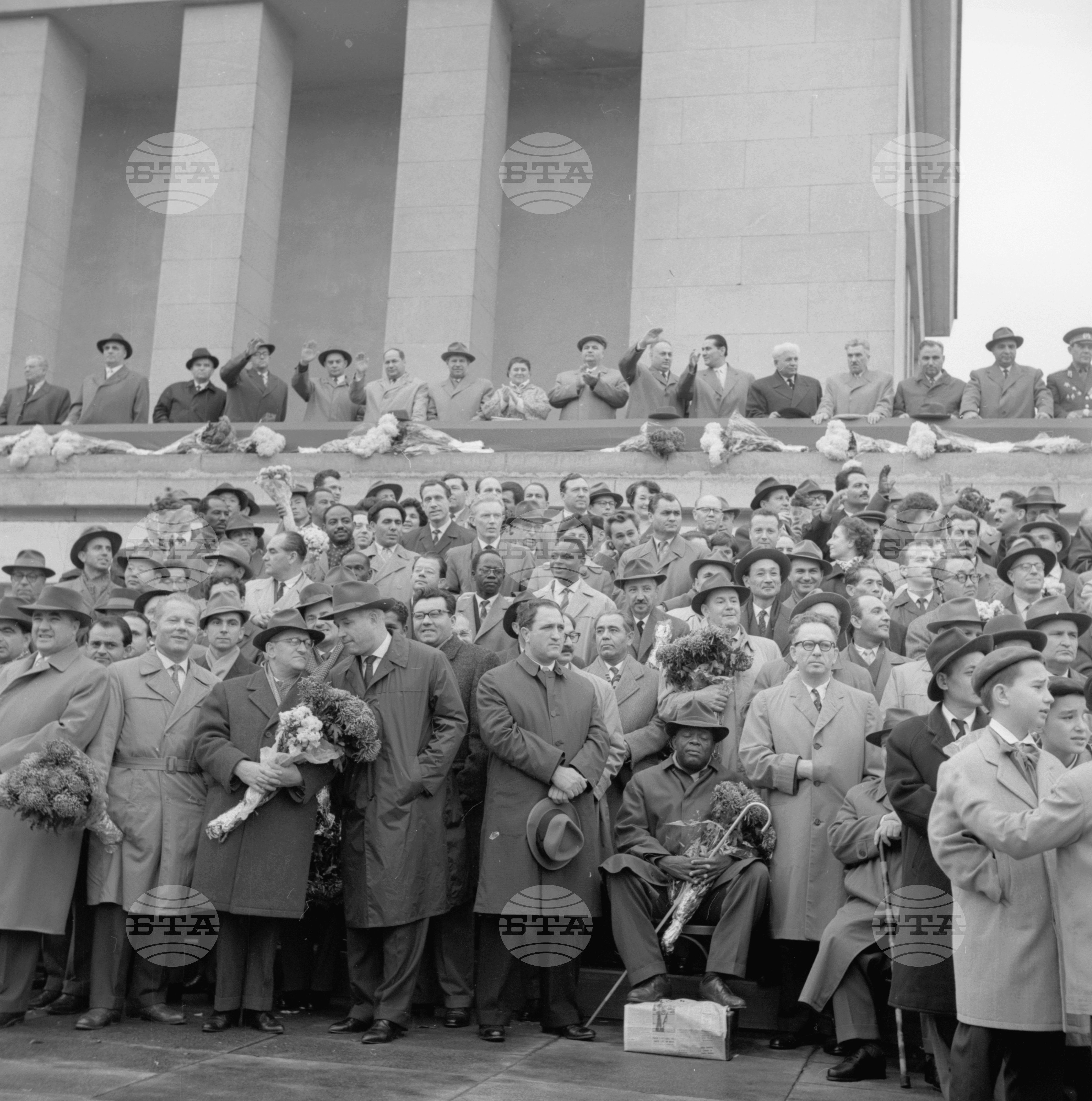 Величествена манифестация на софийските трудещи се по случай 45-годишнината от Великата октомврийска социалистическа революция