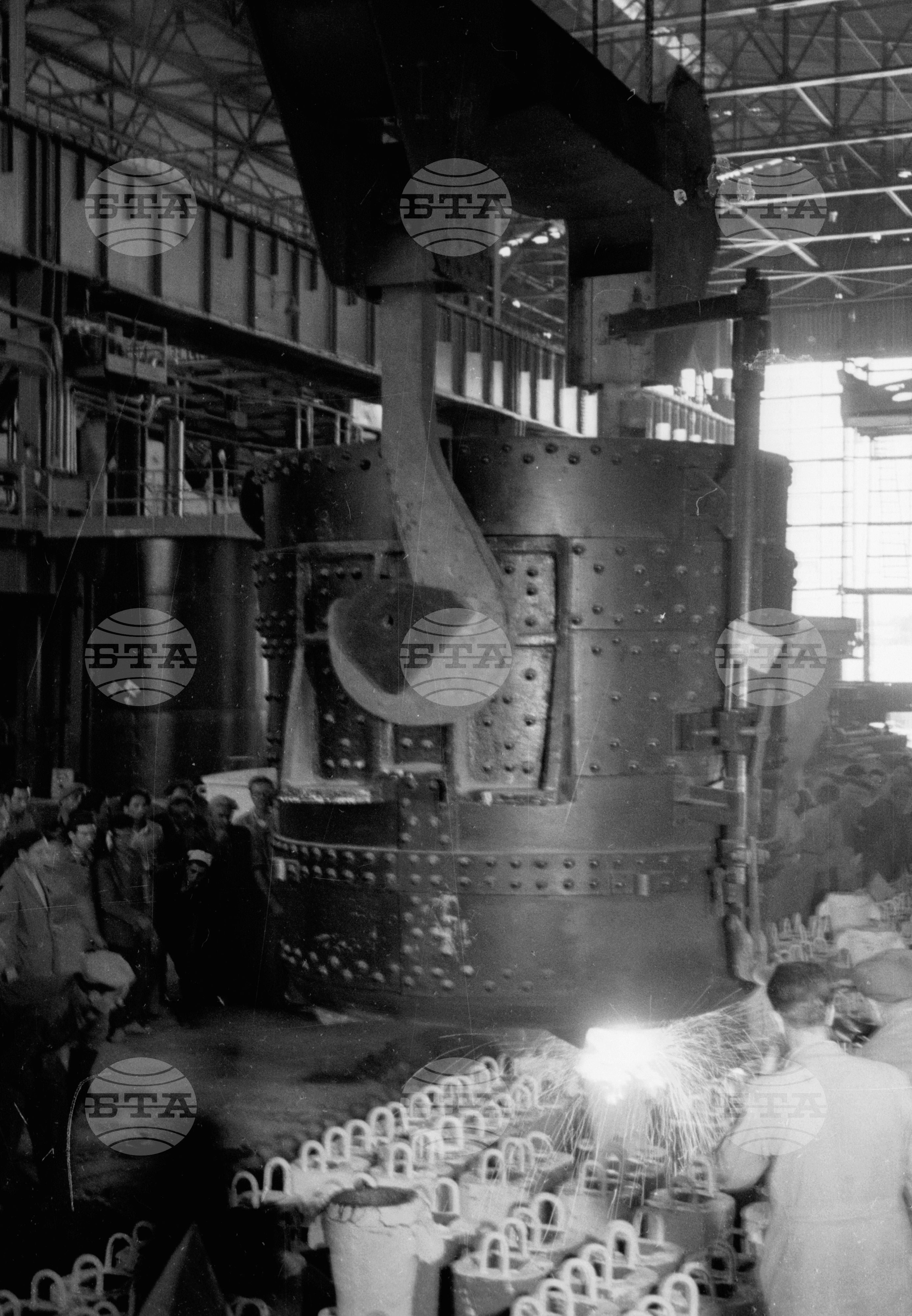 Държавен металургичен завод „Ленин“ - 1953 година - отливане на първата родна стомана