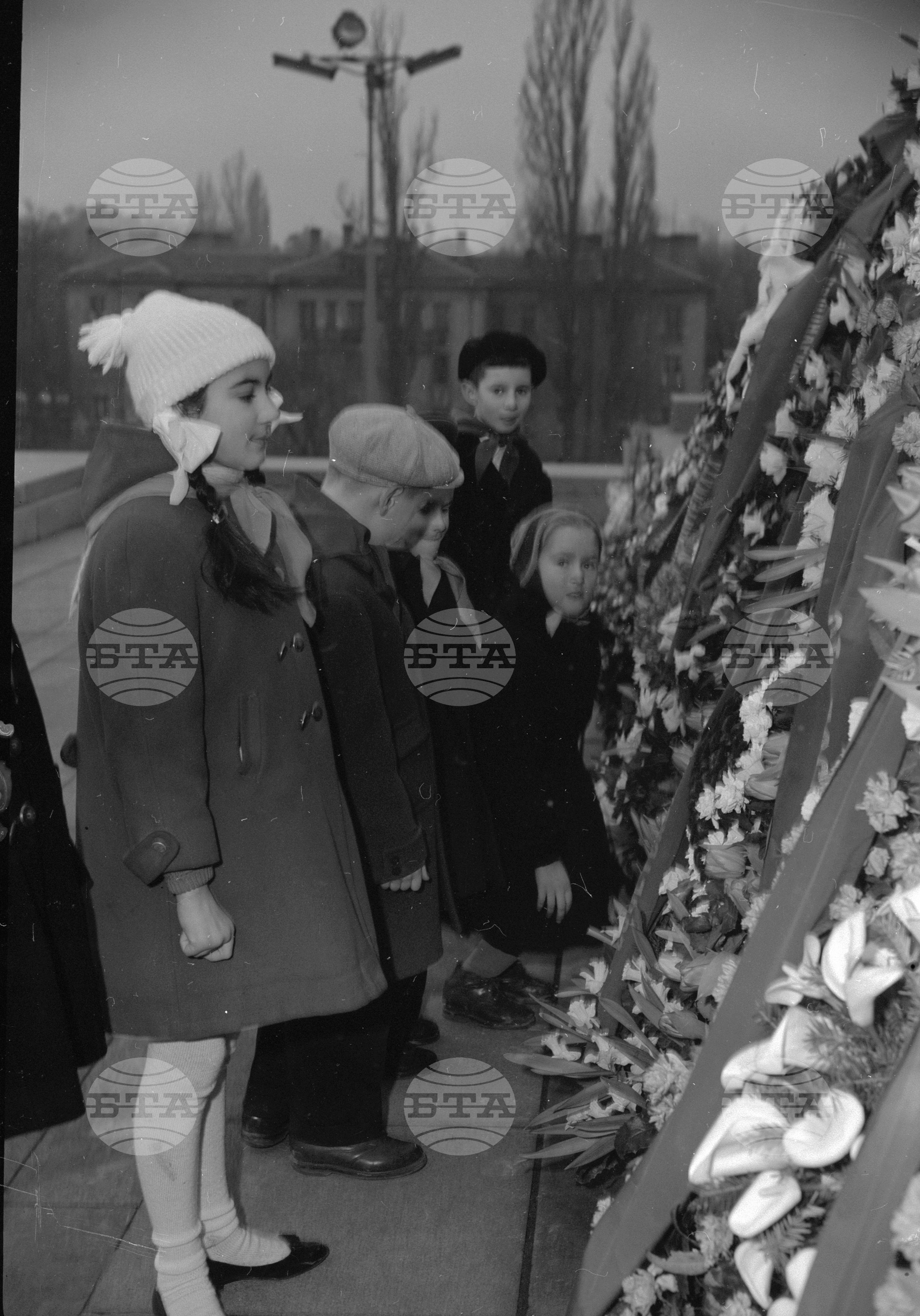 Полагане -клетва пред Паметника на Съветската армия от ученици от Съветското училище в София по случай 5 години от основаването му и приемане на учениците в пионерската организация