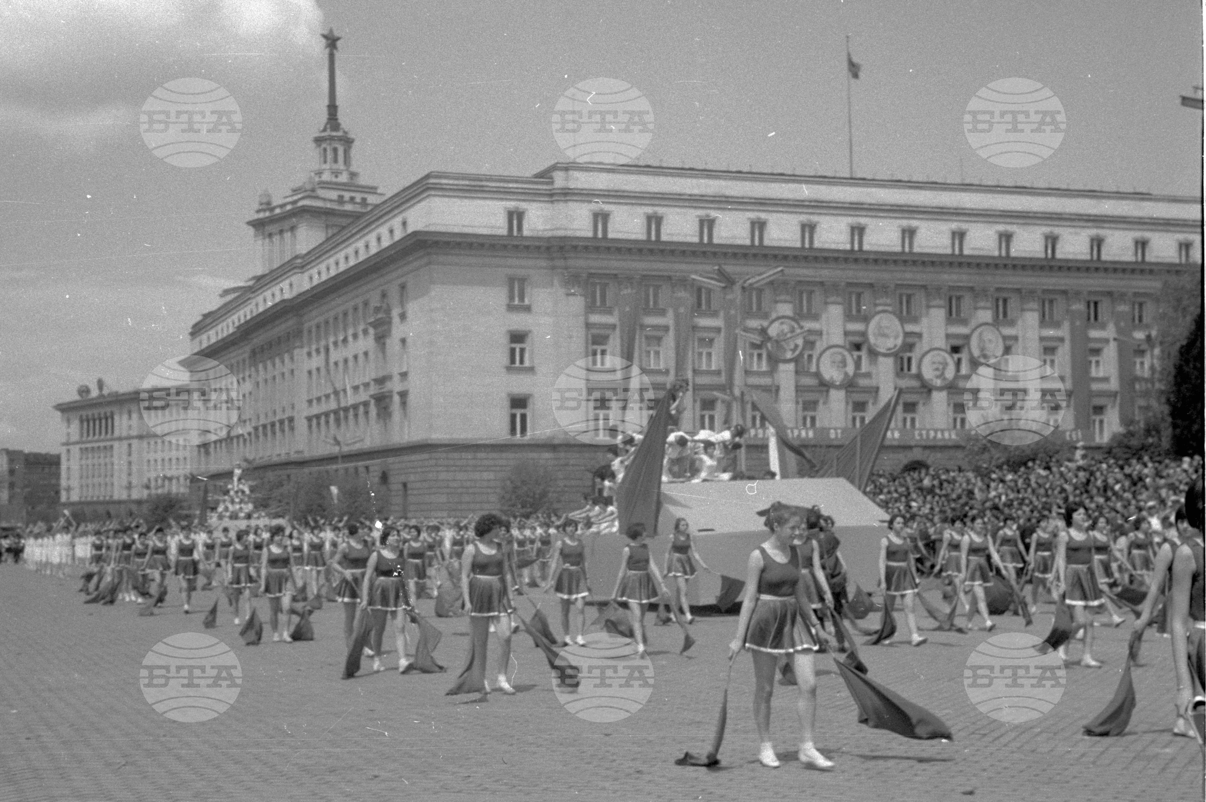 Първомайска манифестация в столицата 1962г. част 4