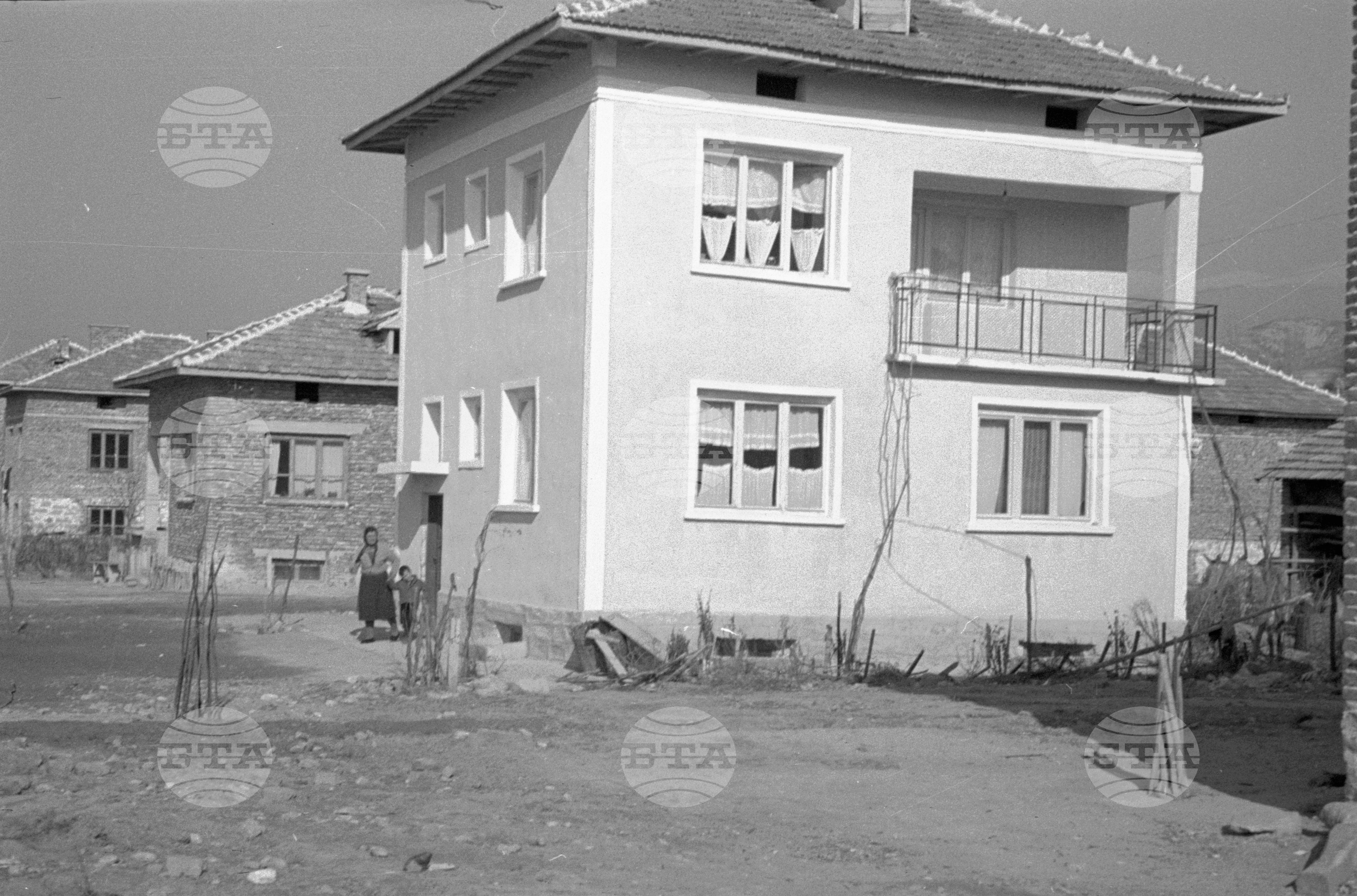 Нови къщи в село Долна Градешница, Благоевградски окръг