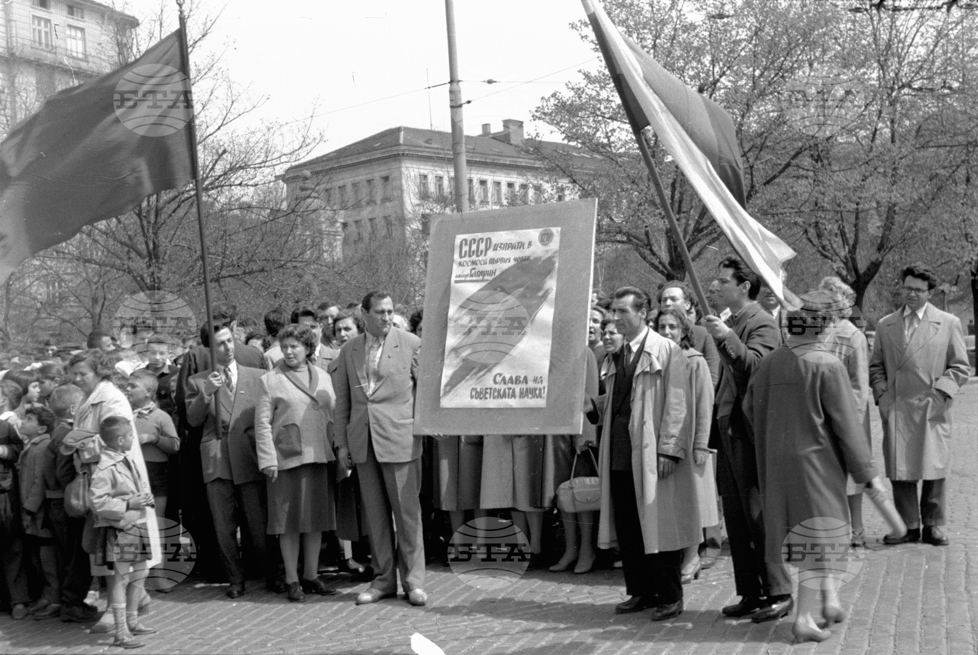 Възторжен митинг пред посолството на СССР в София
