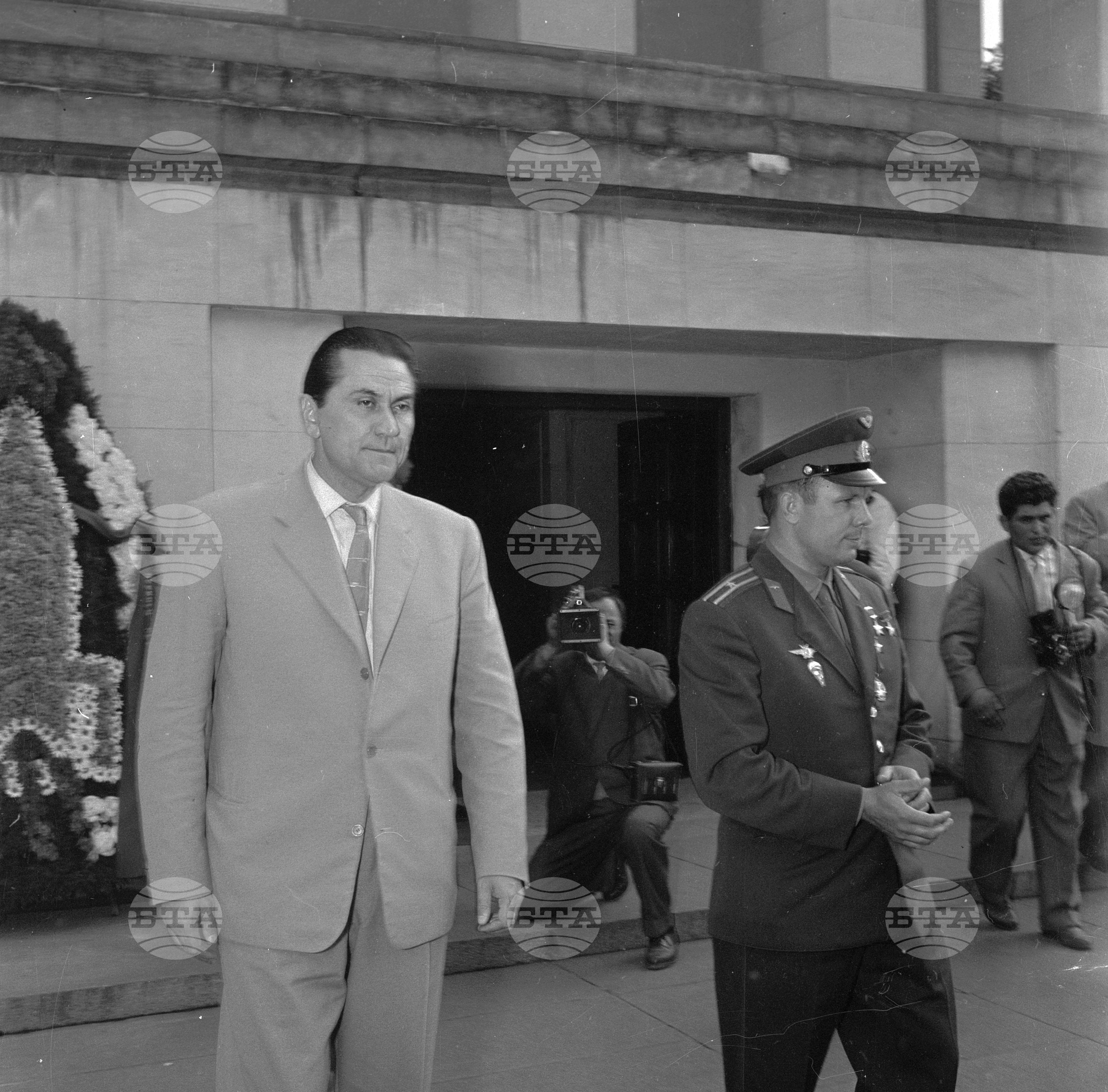 Юрий Гагарин положи венец пред мавзолея на Георги Димитров