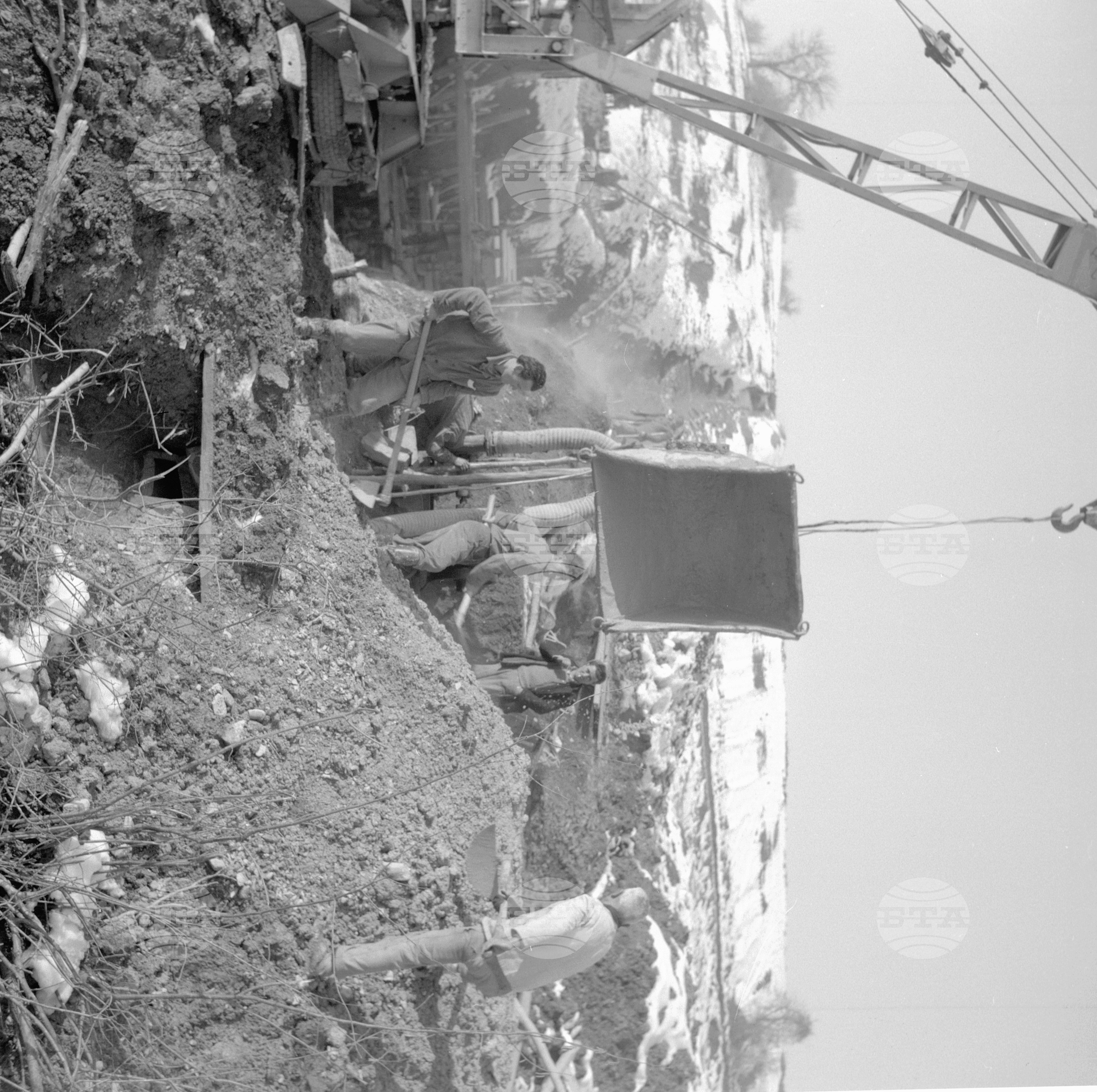 На строежа на язовир "Смядово", Коларовградски окръг (днес Шумен) - 1962 година