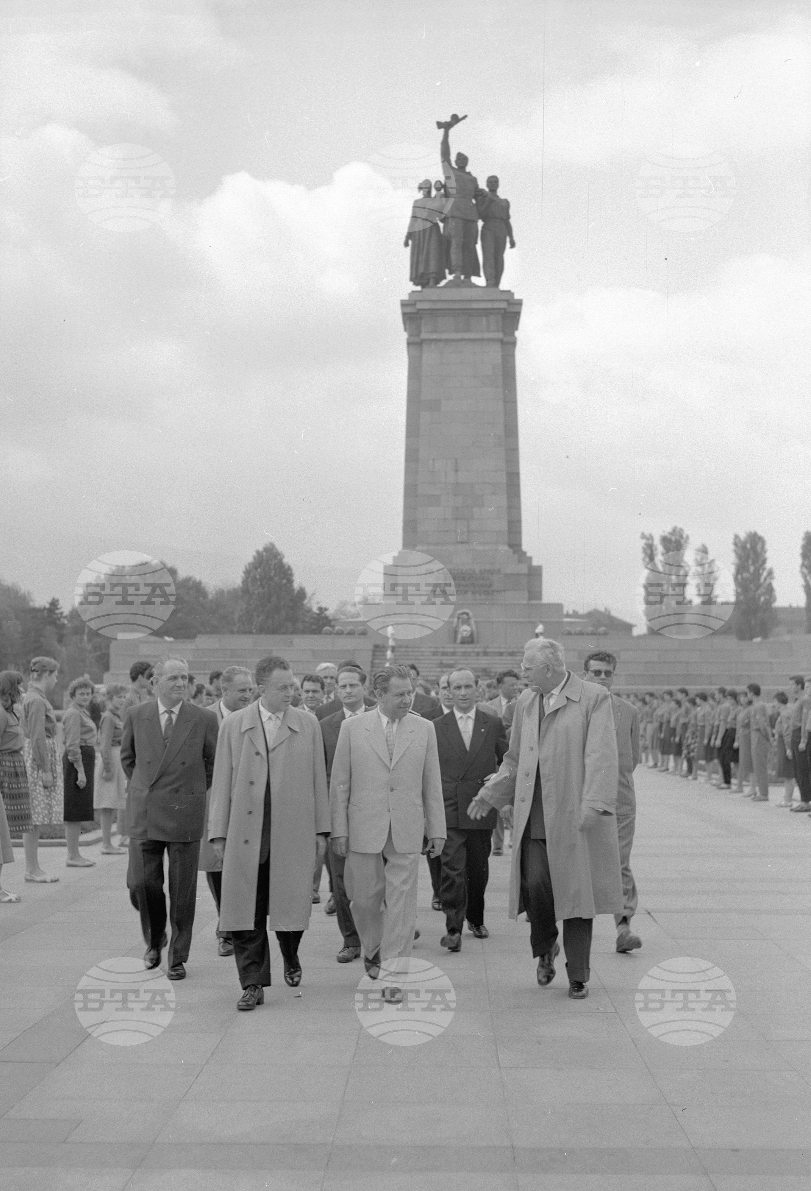 Венец пред паметника на Съветската армия от посолството на ГДР (Германска демократична република)