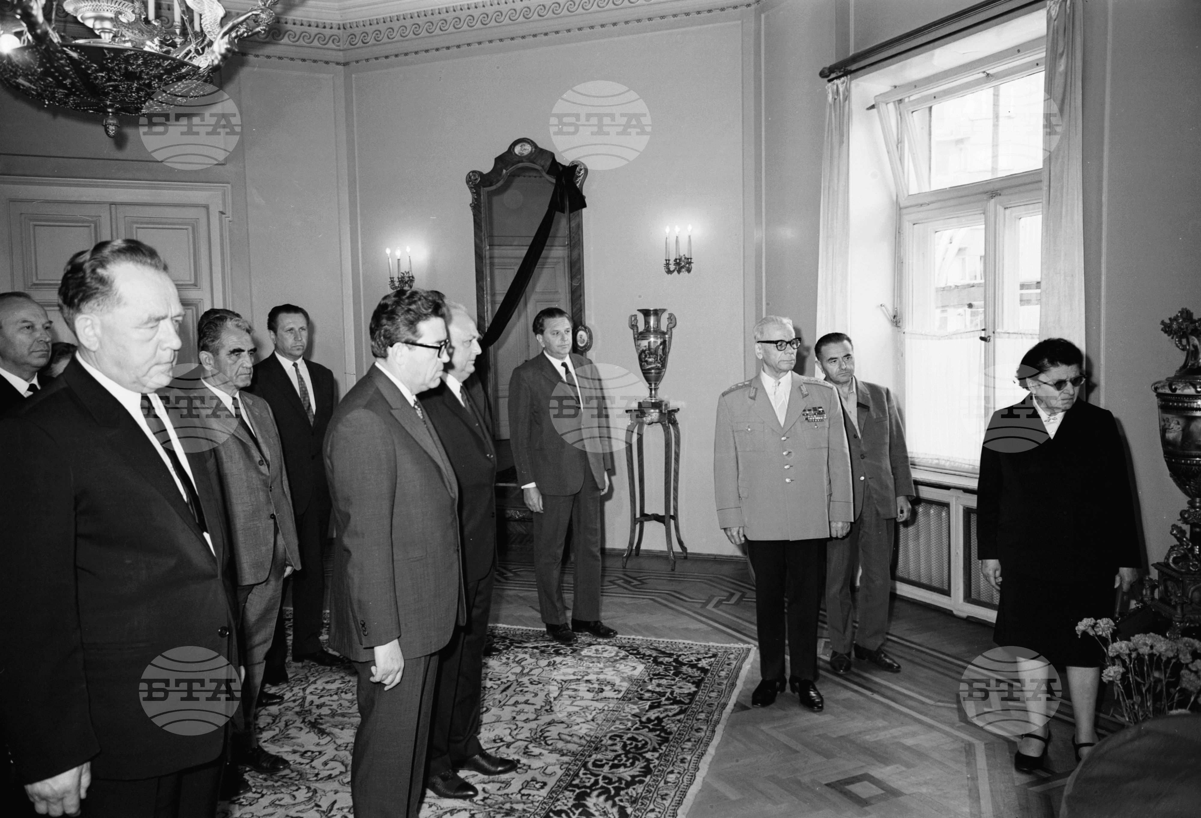 Партийни и държавни ръководители изказват съболезнувания в съветското посолство, по случай гибелта на тримата съветски космонавти