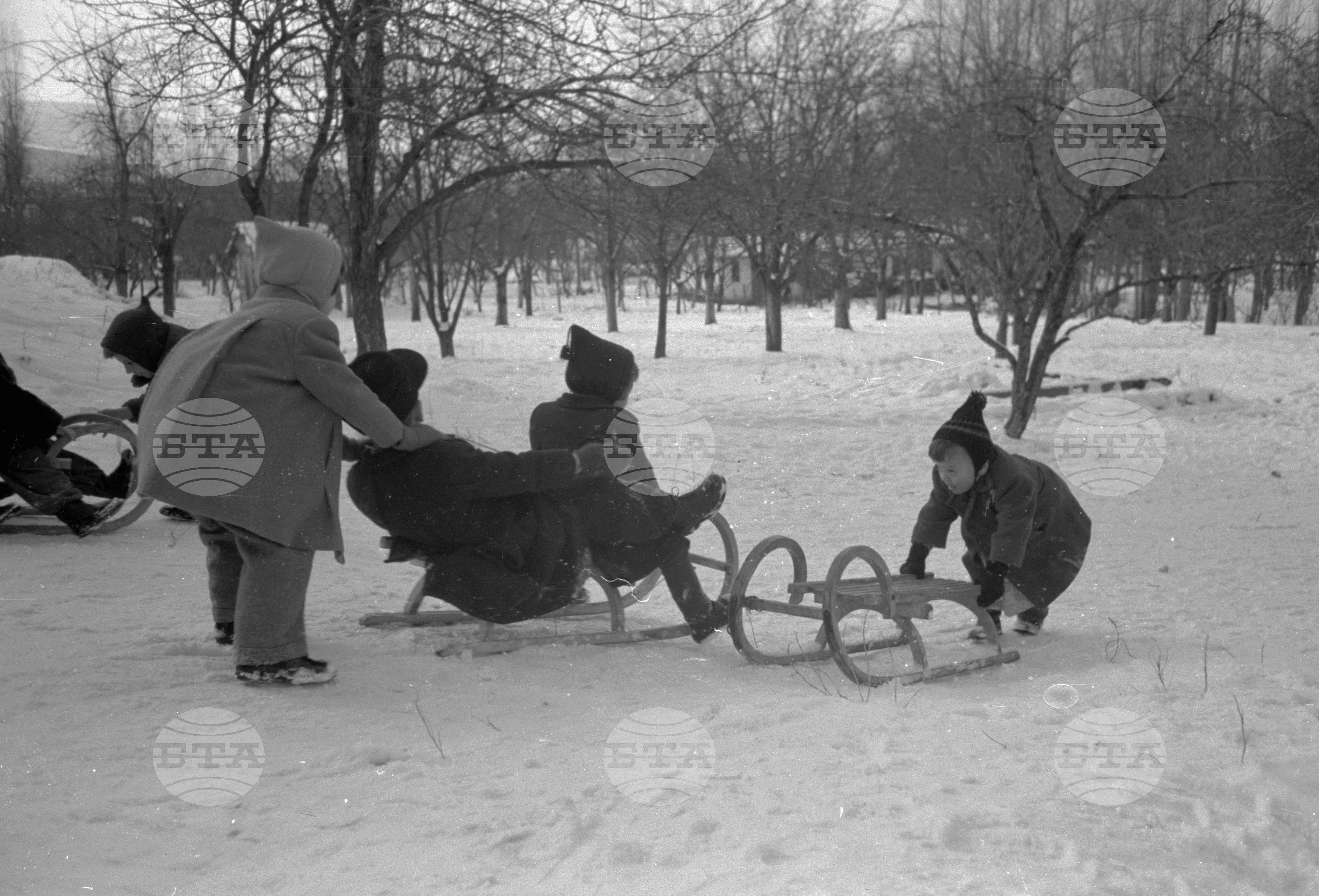 Зимни снимки в седмичната детска градина за деца на служители на МНО (Министерство на народната отбрана)