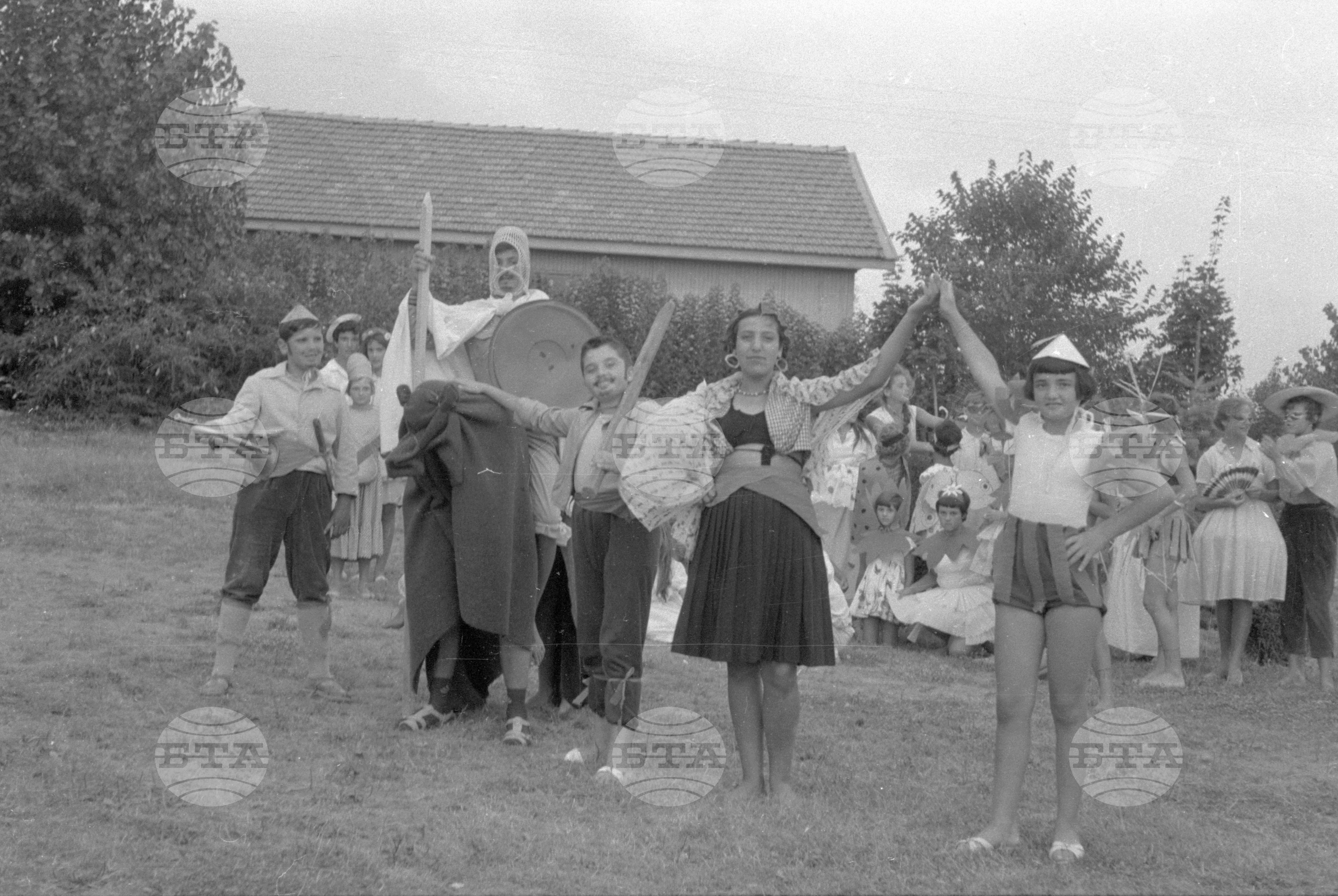 Пионери от Министерството на земеделието на плажа в Несебър 1962г