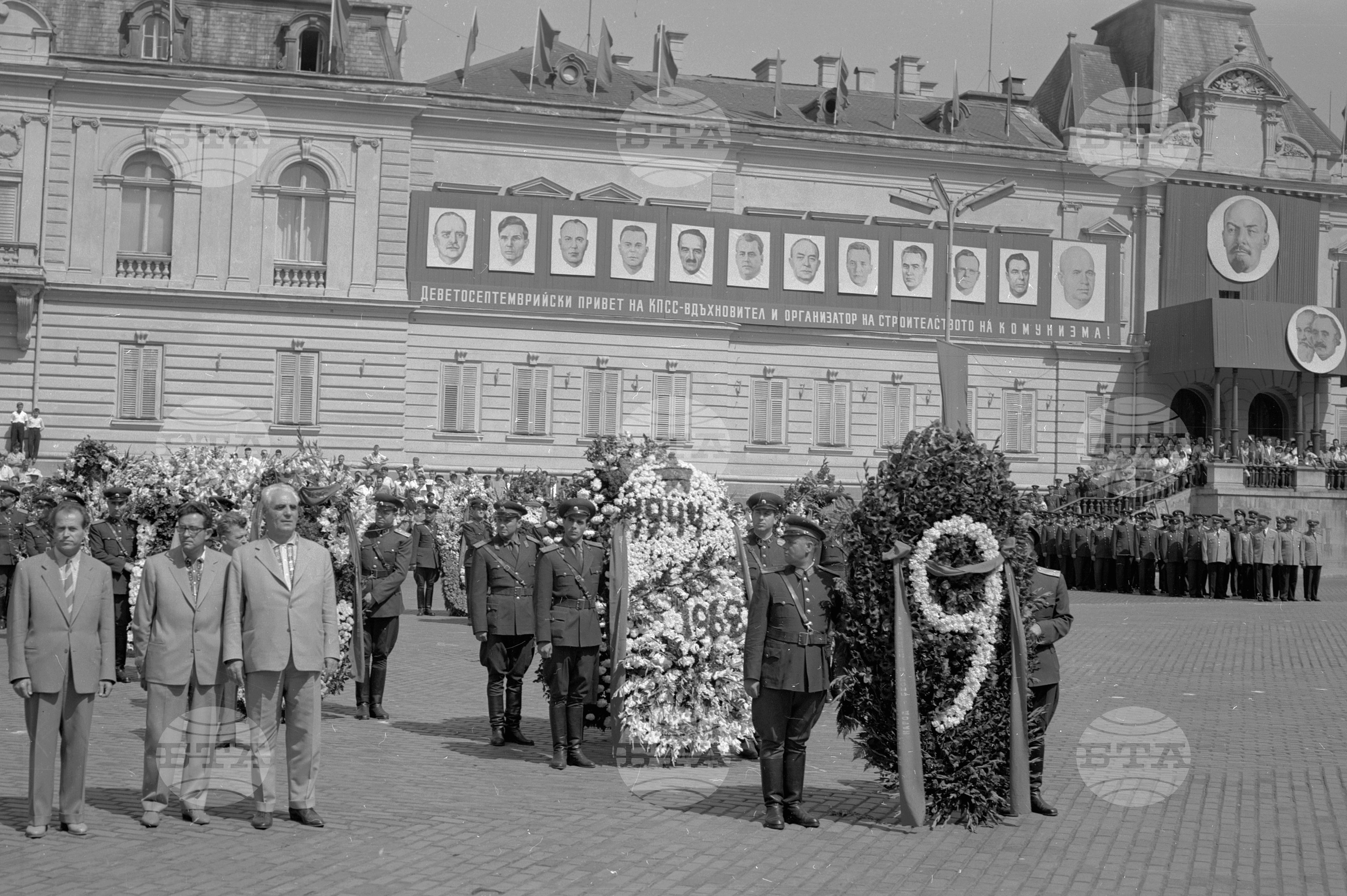 Полагане венци пред мавзолея на Георги Димитров и Паметника на Съветската армия