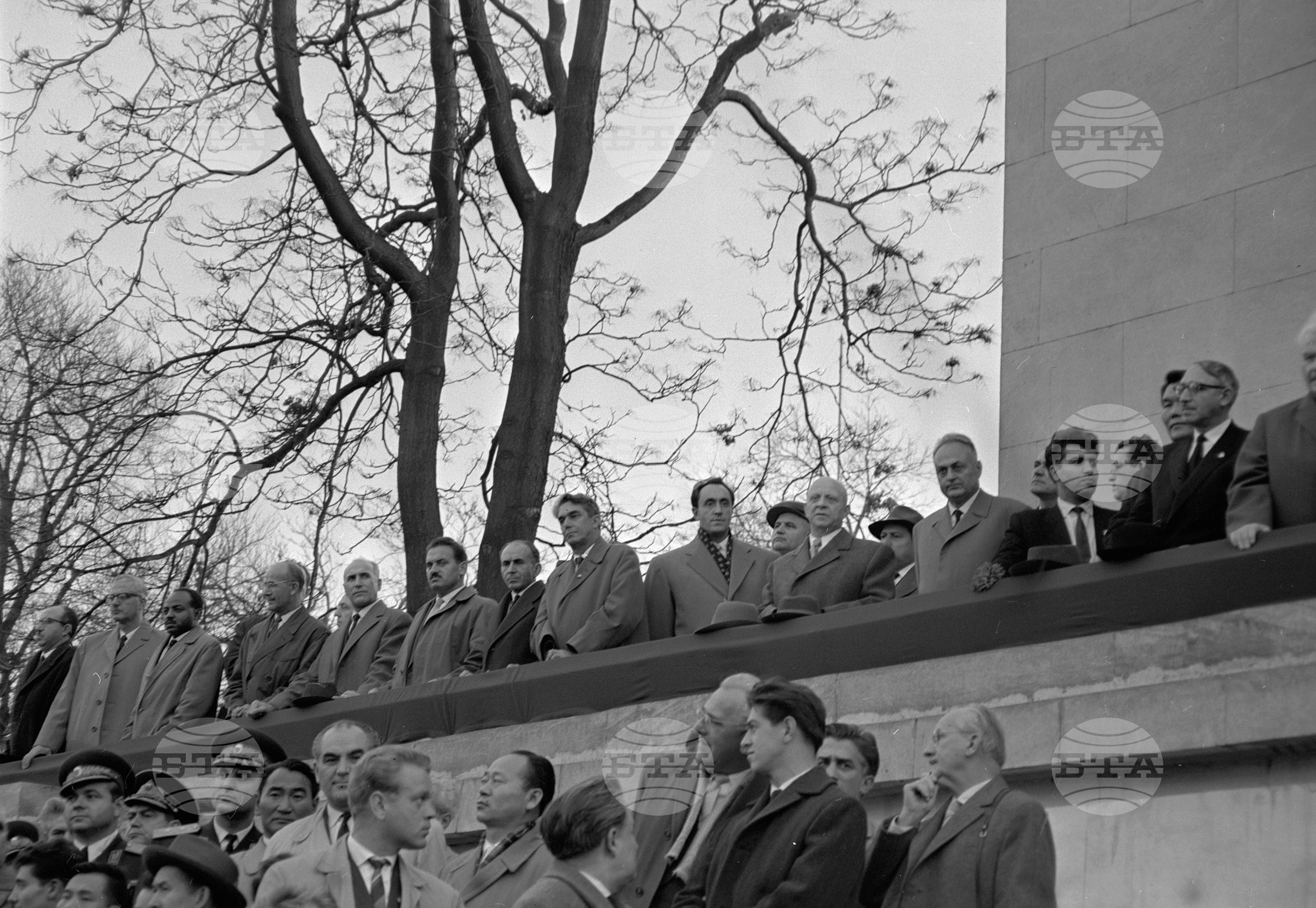 Многохиляден митинг в столицата по случай завършването на Осмия Конгрес на Българската комунистическа партия