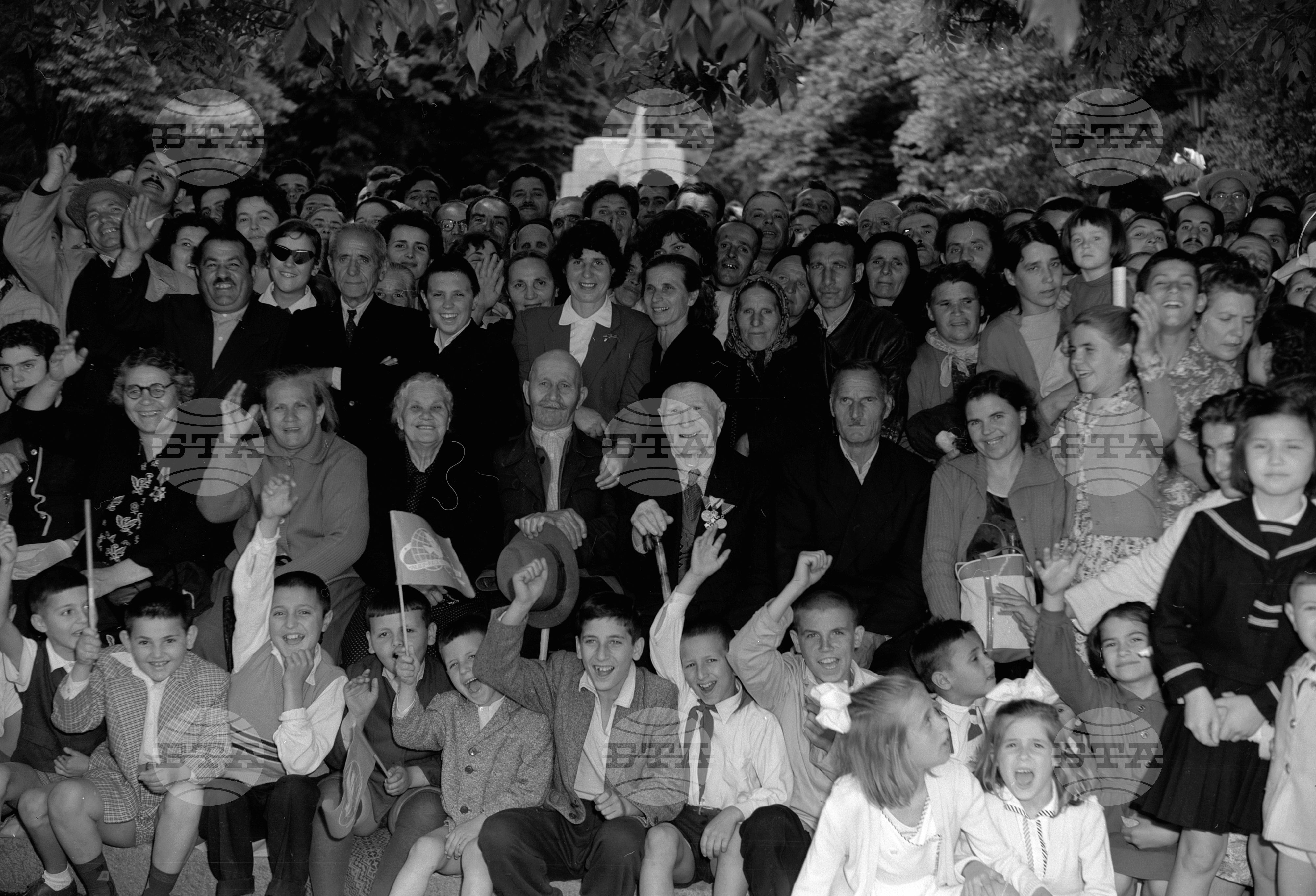 Величествената първомайска манифестация на трудещите се в Пловдив (1961) част 3