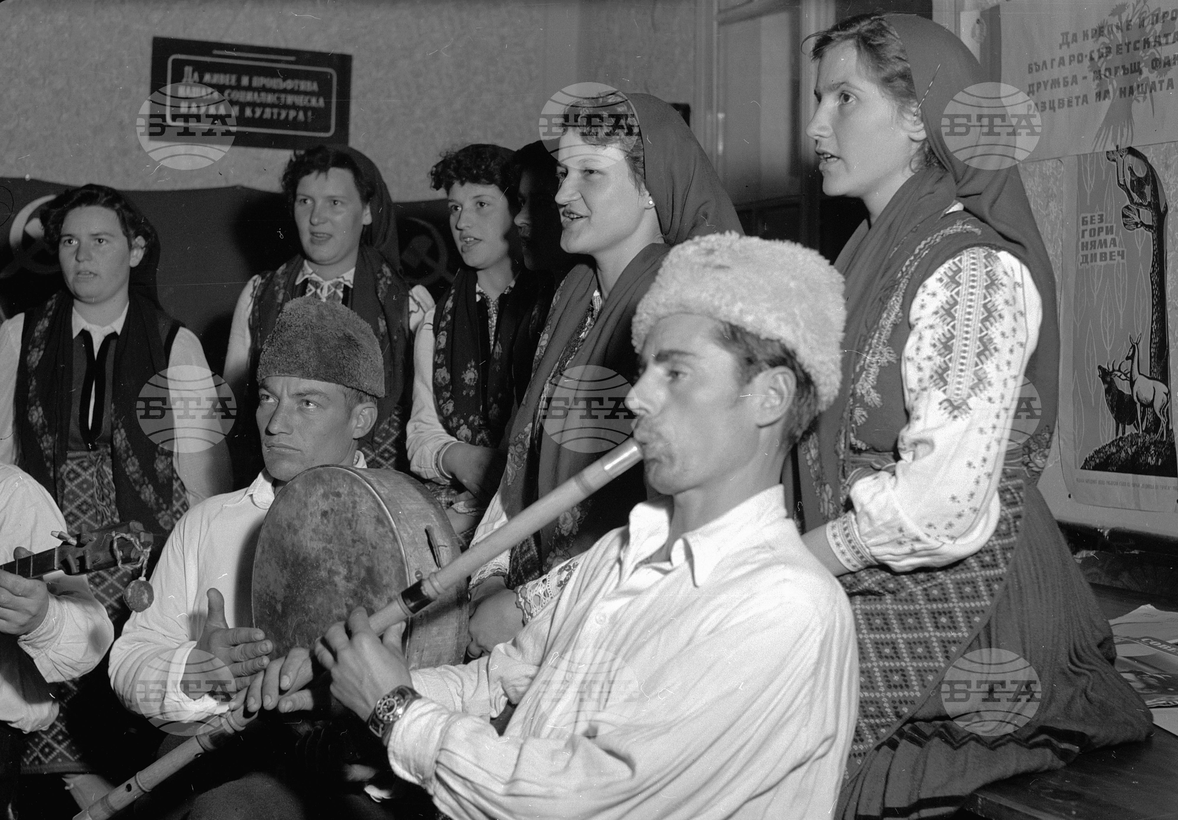 Колективът към читалище "Димитър Благоев" село Добринище, Благоевградски окръг се готви за окръжния събор-надпяване