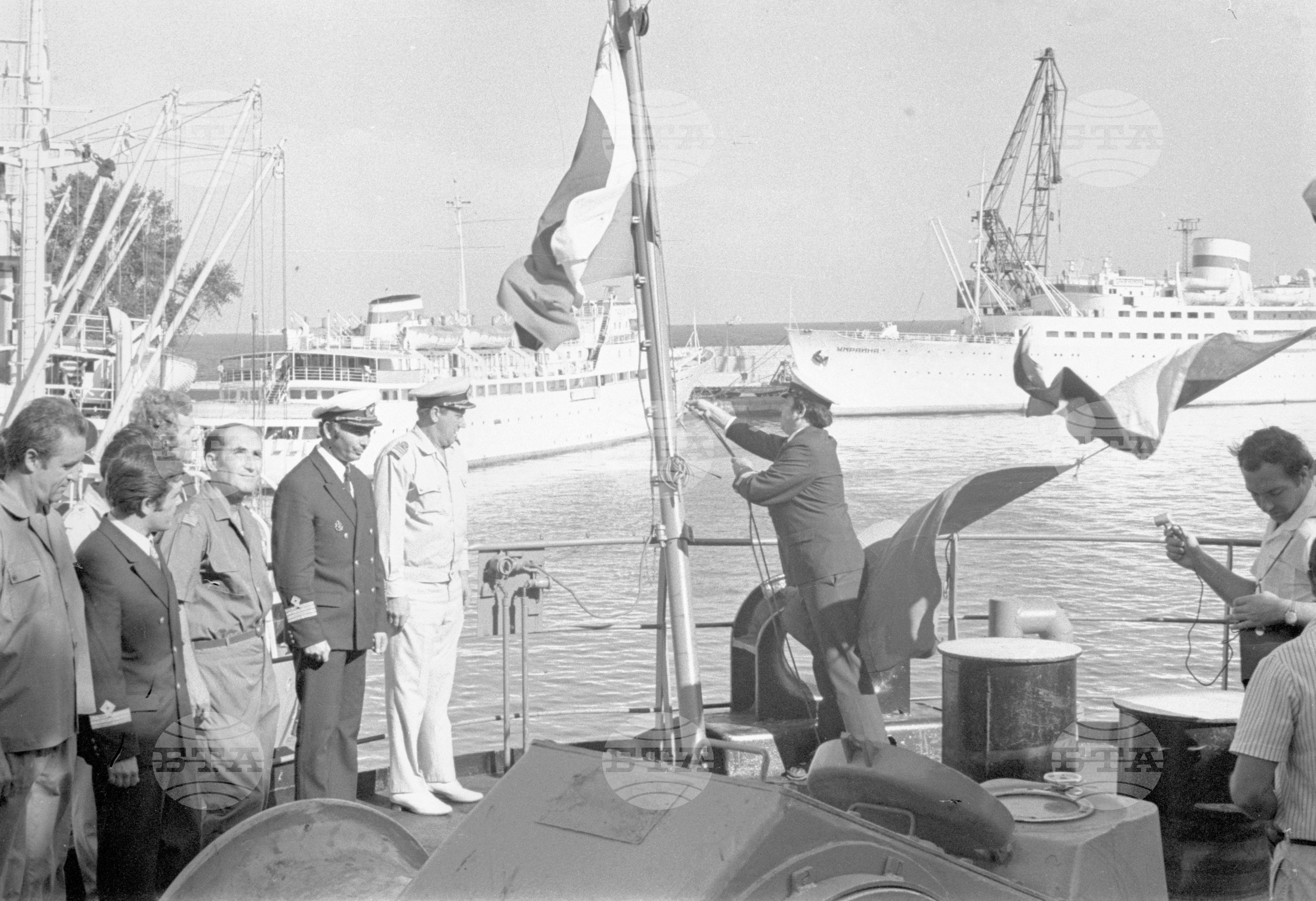 На кораб "Виден" се вее родният трибагреник - 1972 година