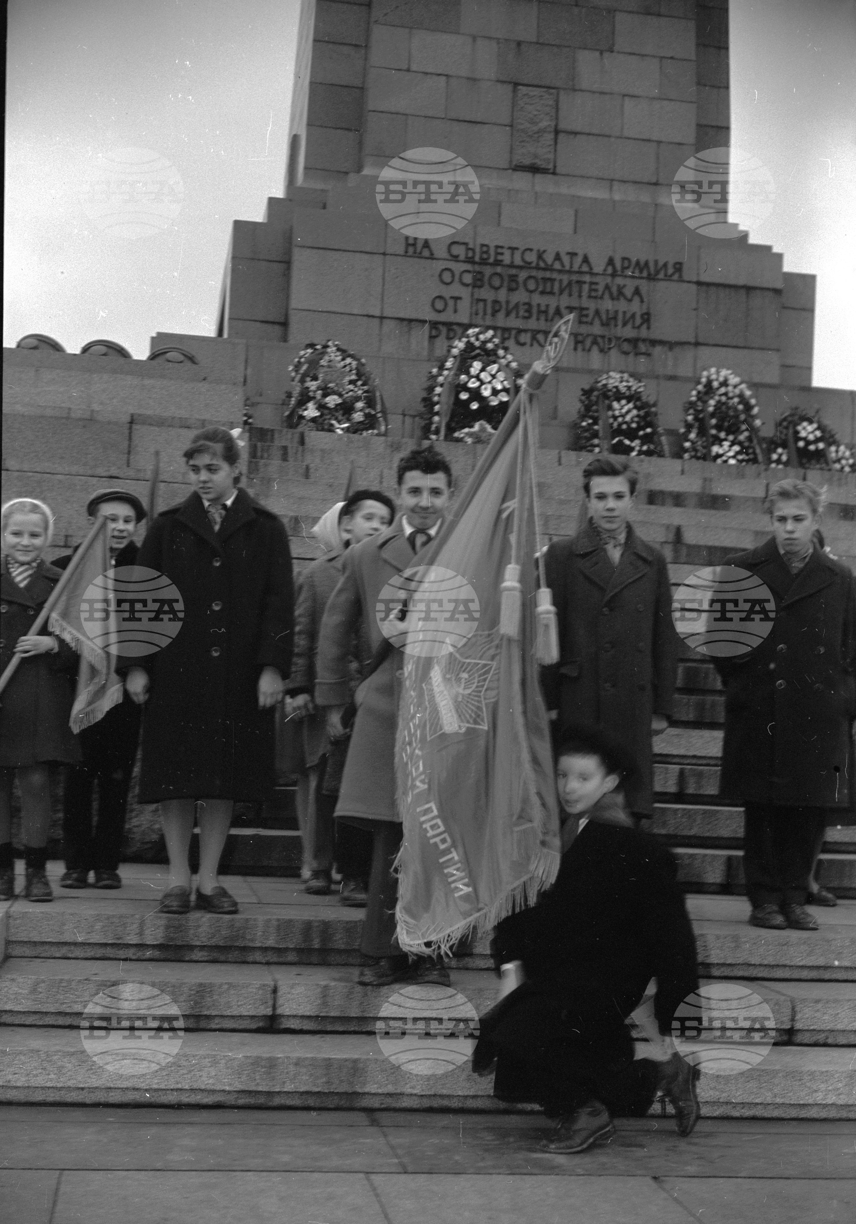 Полагане -клетва пред Паметника на Съветската армия от ученици от Съветското училище в София по случай 5 години от основаването му и приемане на учениците в пионерската организация
