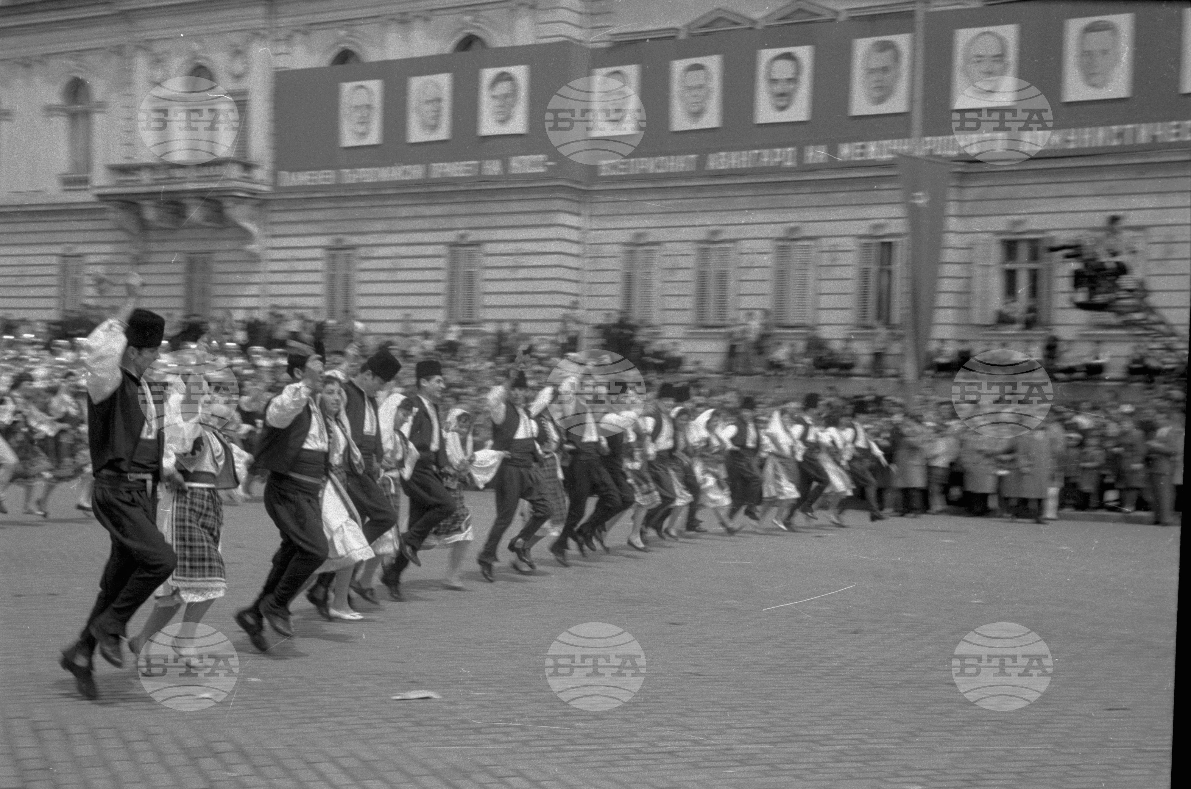 Първомайска манифестация в столицата 1962г. част 4