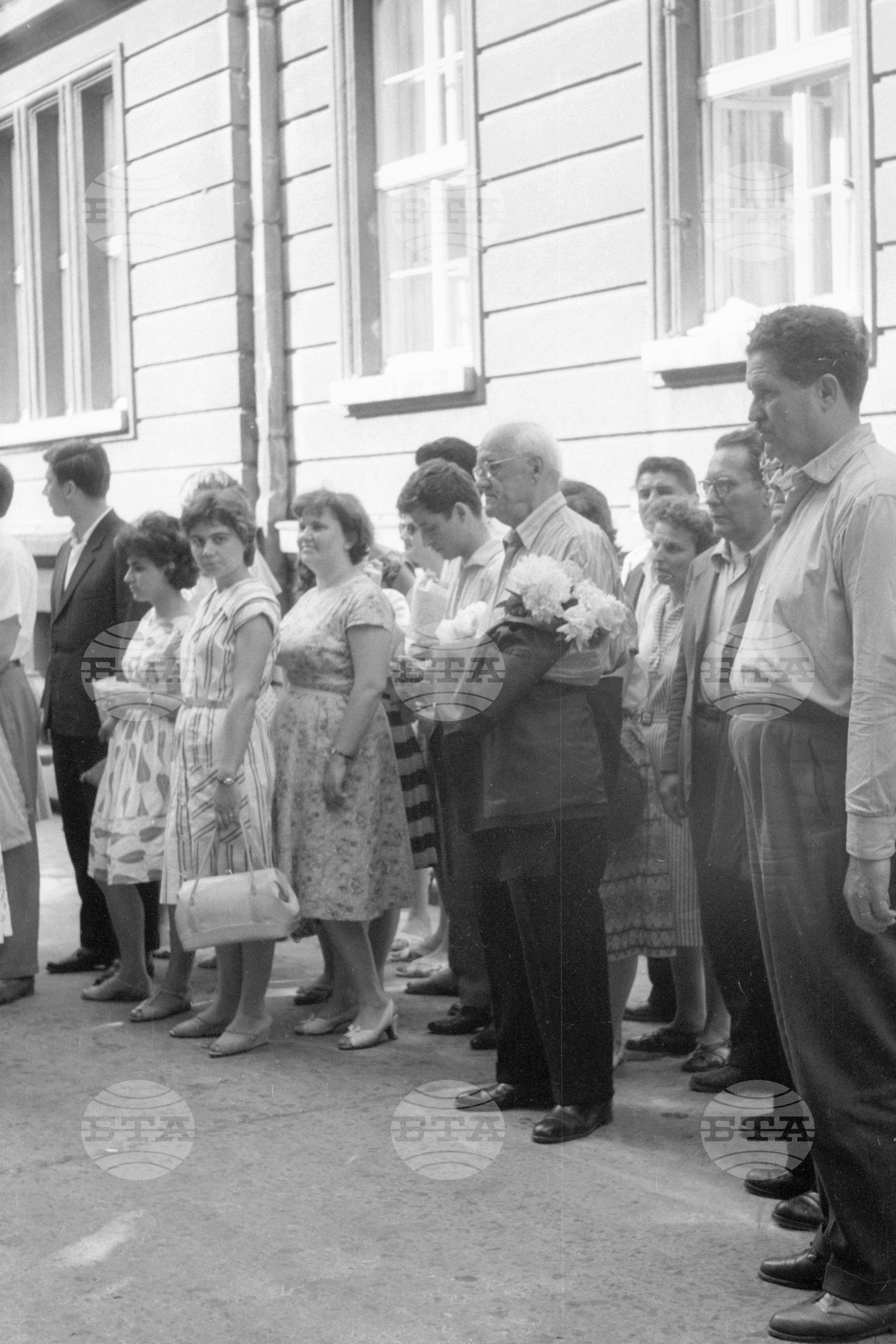 Пред паметника на Лев Желязков
