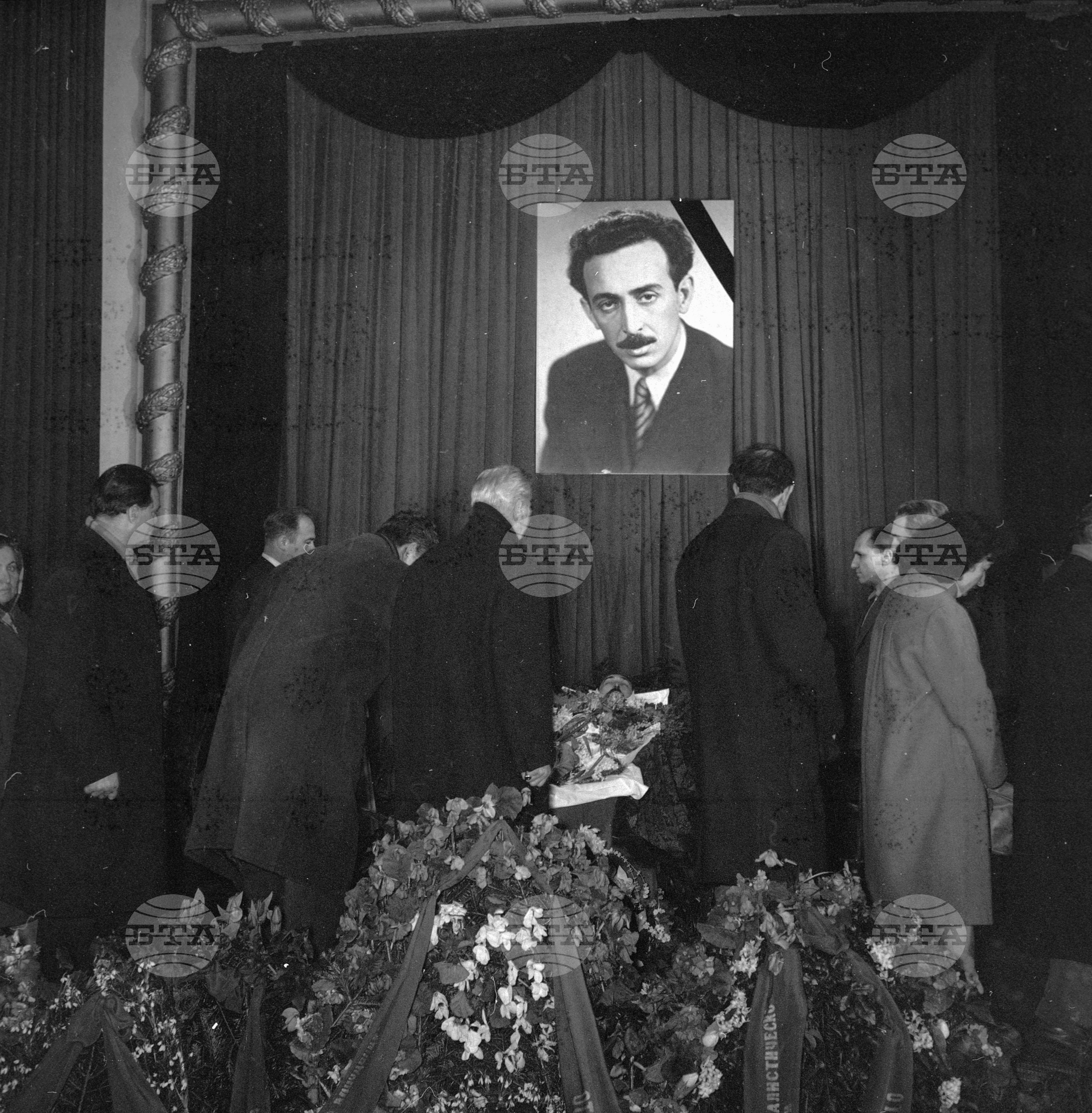 Поклонението пред ковчега на Дако Даковски