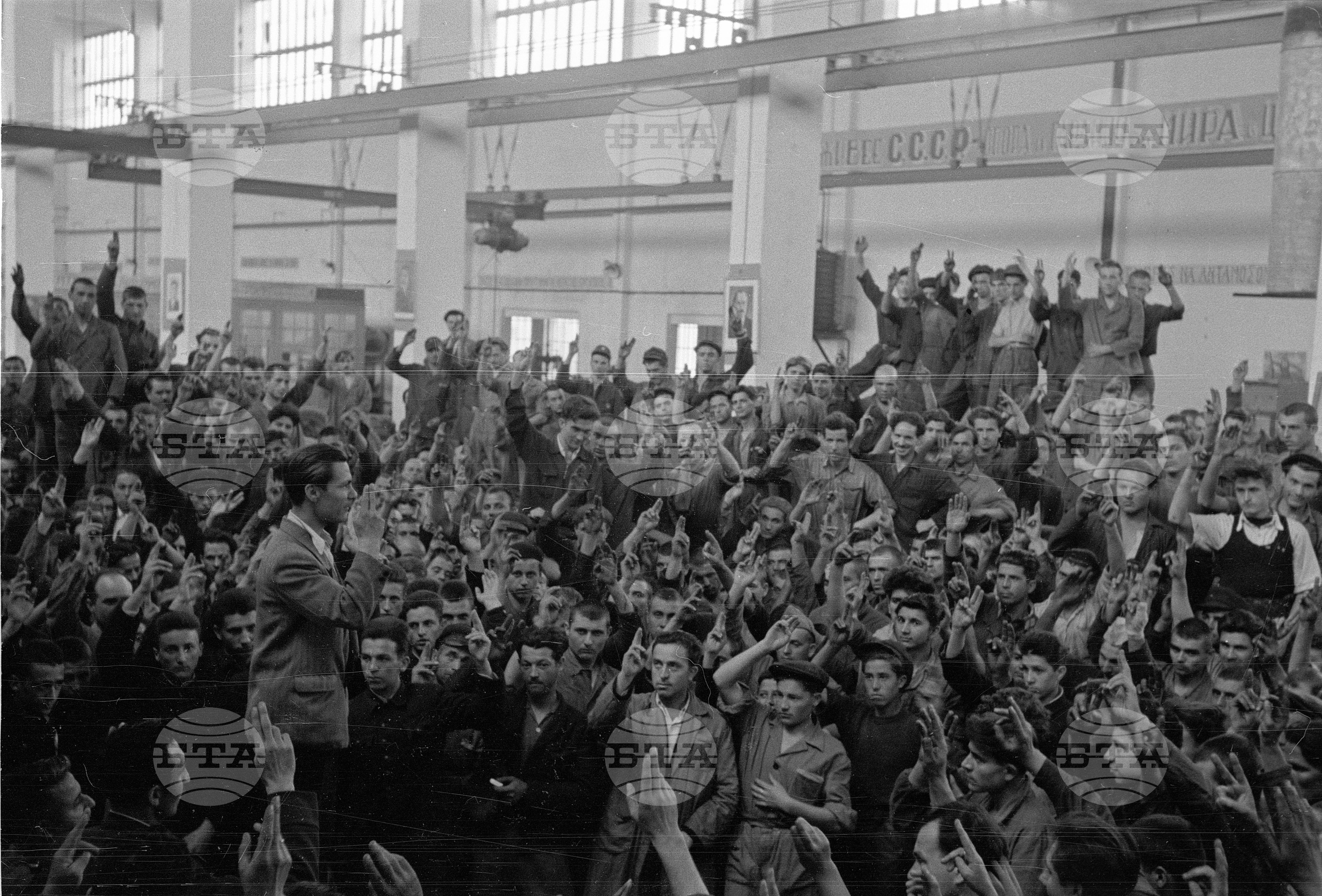 Тържествени митинги и събрания в завод "16" и завод "Димитър Благоев" по случай постановлението на Министерския съвет и ЦК на БКП за обмяна на парите, премахване на купоните и намаление на цените
