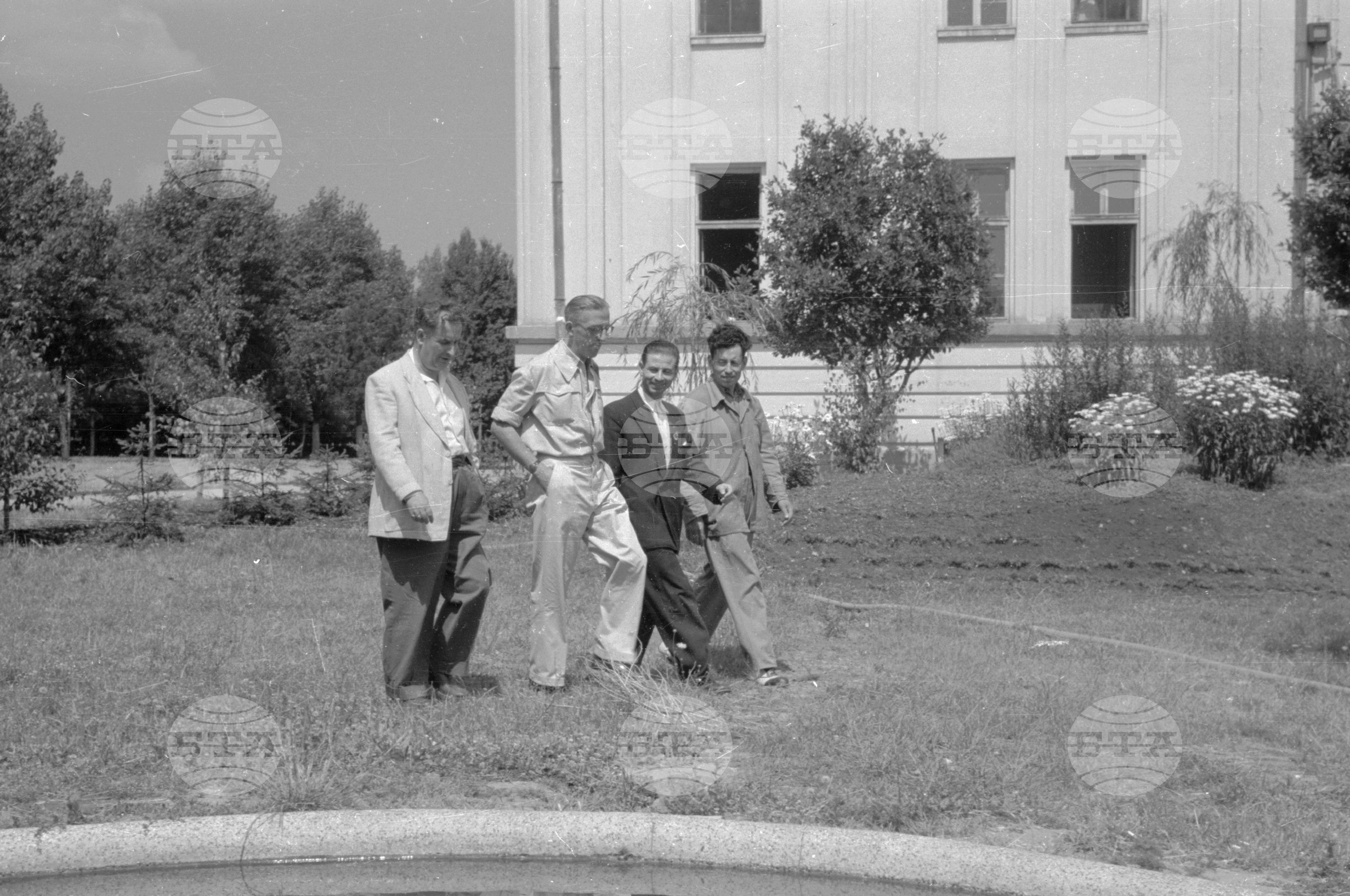Писателят Димитър Димов в работния си кабинет на Ветеринарно медицинския факултет в София