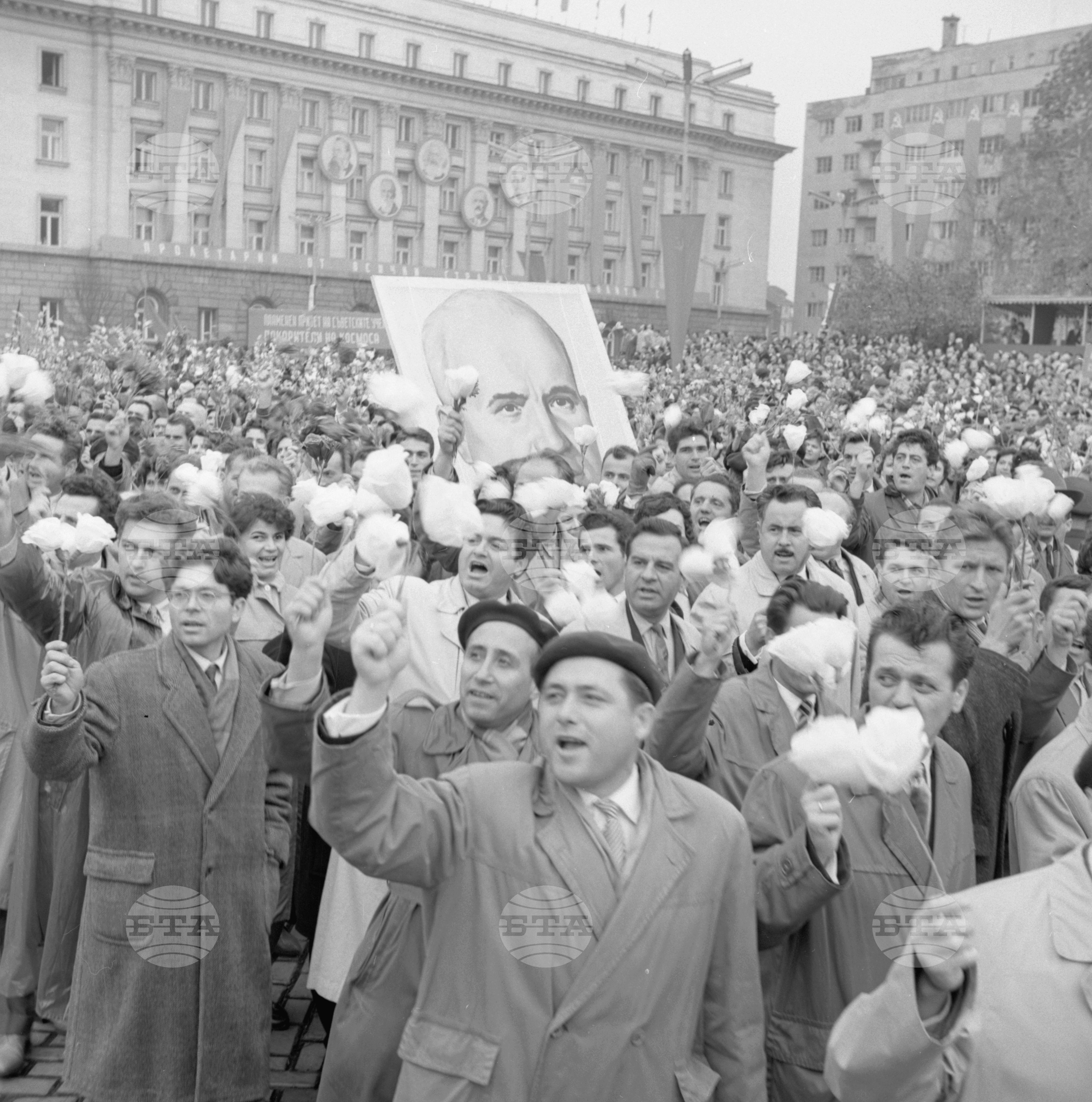 Величествена манифестация на софийските трудещи се по случай 45-годишнината от Великата октомврийска социалистическа революция