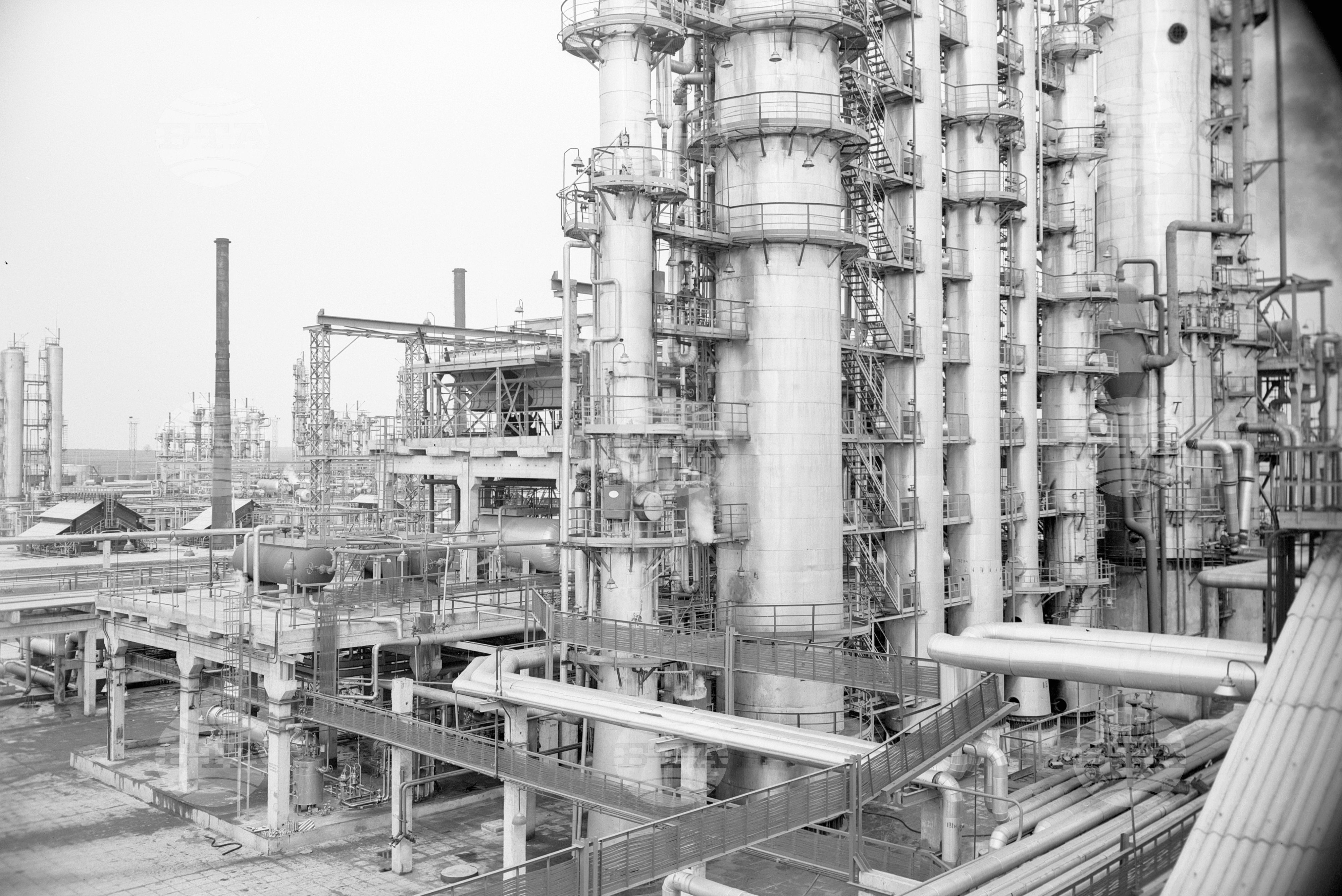 Нефтохимически комбинат край Плевен