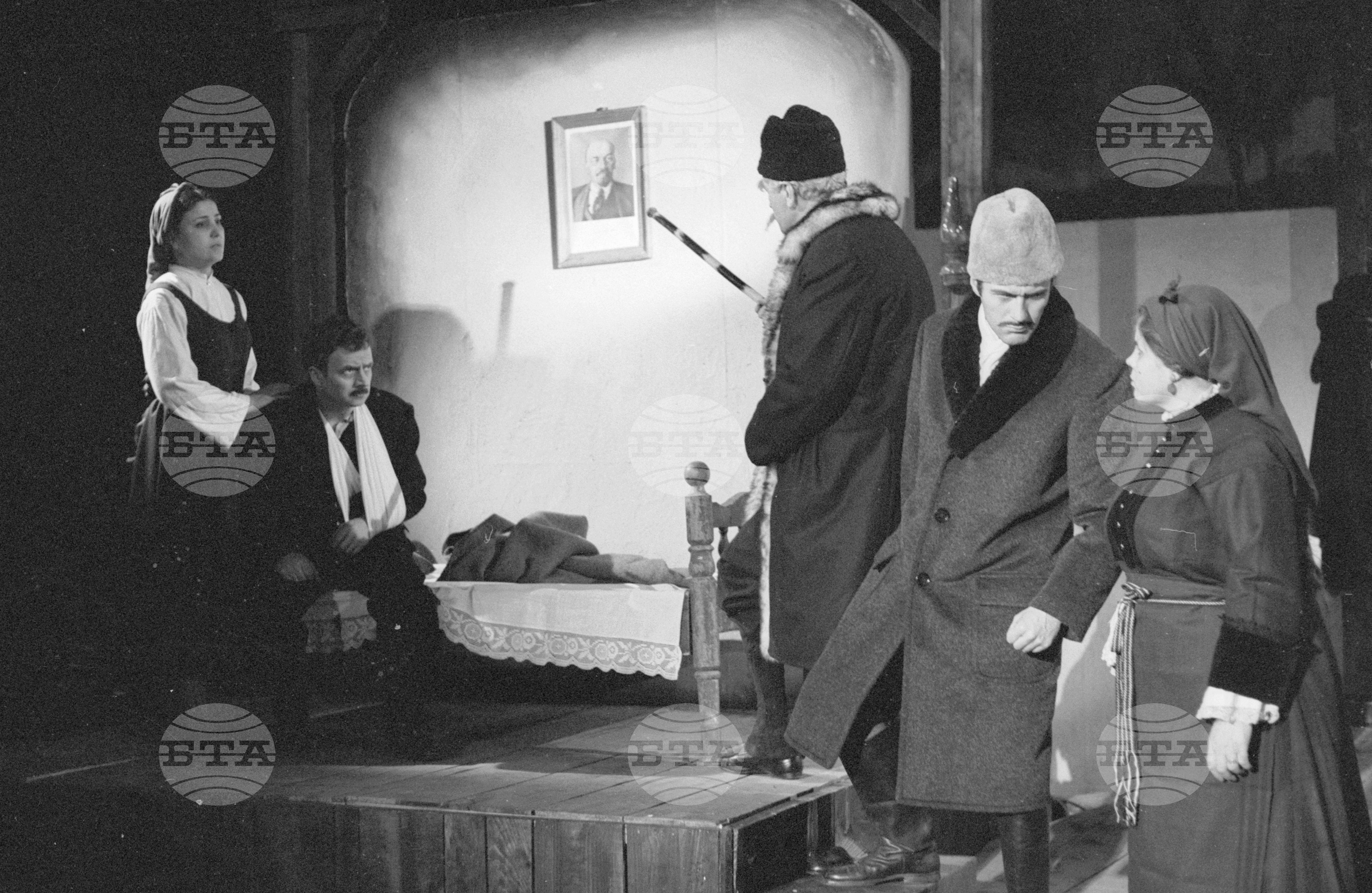 "Ленин влезе в нашия дом " от Георги Караславов, Постановка - Надежда Сейкова