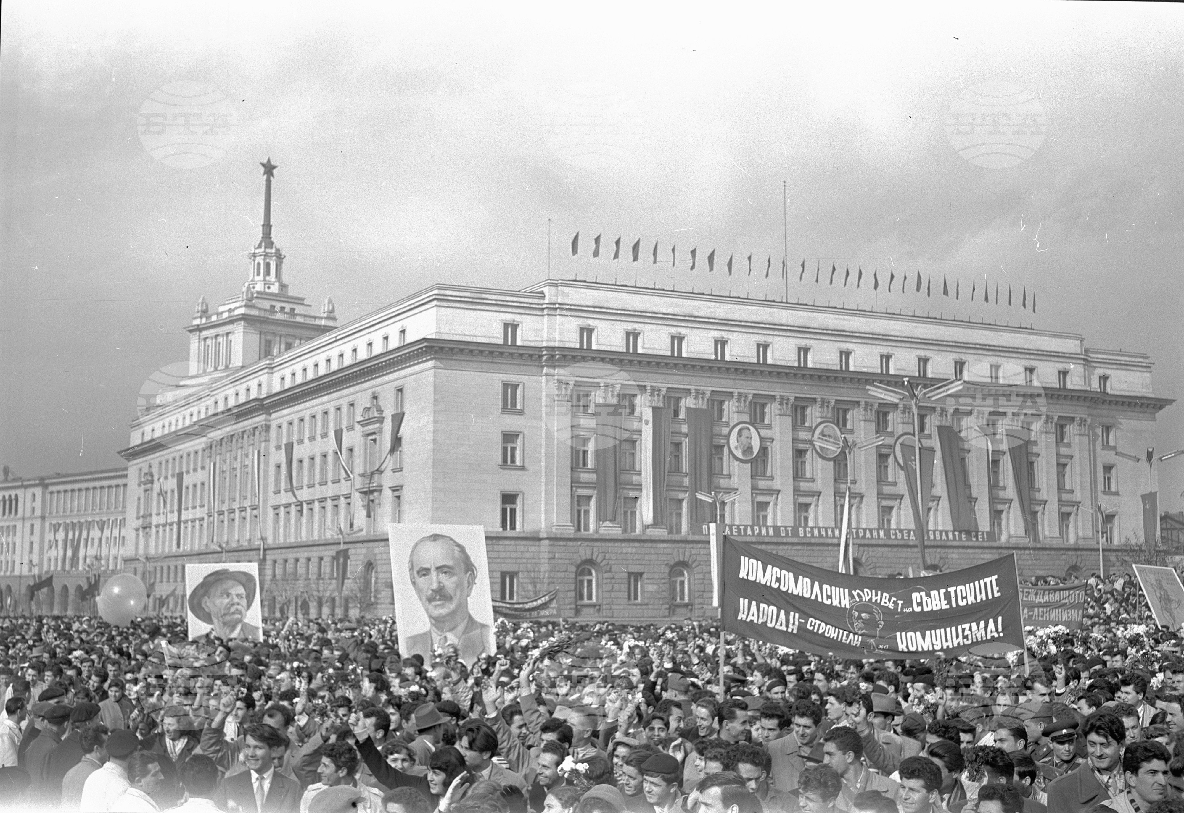 Възторжена манифестация в София по случай 42-годишнината на Великия Октомври