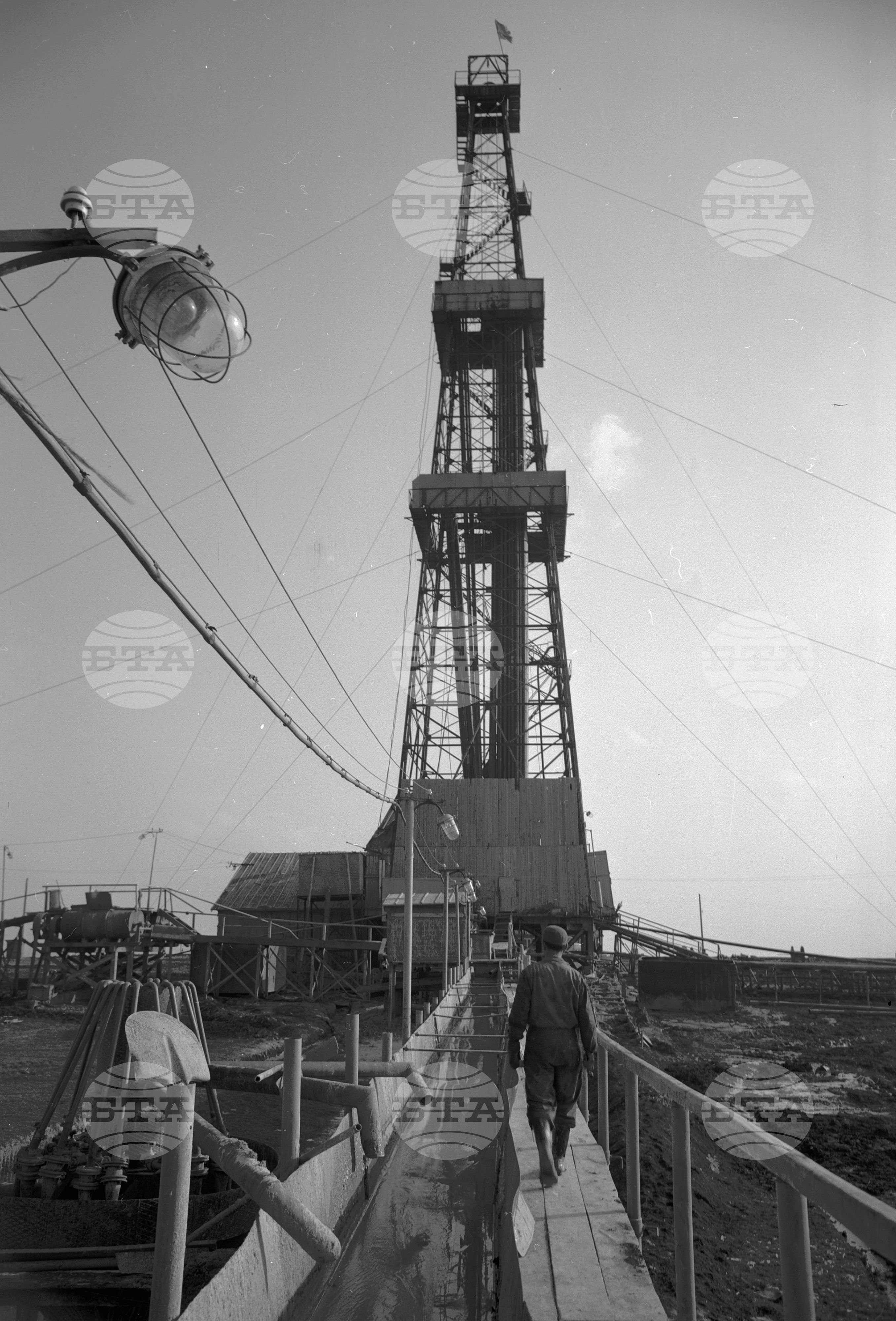 Нефтодобивници - Сондажна апаратура "Р-5" село Долни Дъбник